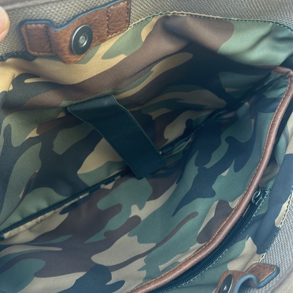 New AUTHENTIC GUESS Mens Leather Messenger/Canvas Travel Bag Camo - Picture 12 of 13